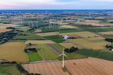 Vue aérienne de Süderdeich dans le département Schleswig-Holstein, Allemagne