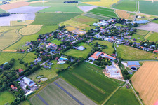 Vue aérienne de Vue du village depuis le sud à Norddeich dans le département Schleswig-Holstein, Allemagne