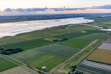 Rue Schülpersieler à le quartier Schülperweide in Wesselburenerkoog dans le département Schleswig-Holstein, Allemagne d'un drone