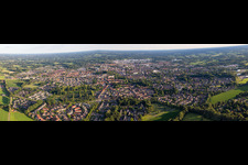 Vue aérienne de Panorama de la vue de la ville sur le centre-ville à le quartier Winterswijk-Noordoost in Winterswijk dans le département Gueldre, Pays-Bas