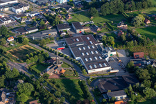 Vue aérienne de Moulin à vent historique Venemansmolen et Wiggers Lijstsprofielen BV à le quartier Corle en omgeving in Winterswijk dans le département Gueldre, Pays-Bas
