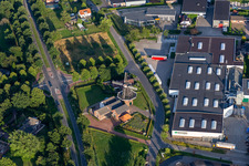 Vue aérienne de Moulin à vent historique Venemansmolen et Wiggers Lijstsprofielen BV à le quartier Corle en omgeving in Winterswijk dans le département Gueldre, Pays-Bas