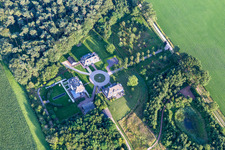 Vue aérienne de Bâtiments et parcs du manoir du manoir - domaine de campagne à le quartier Miste in Winterswijk Miste dans le département Gueldre, Pays-Bas
