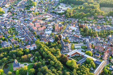 Vue aérienne de Église Sainte-Gudule, centre-ville à Rhede dans le département Rhénanie du Nord-Westphalie, Allemagne