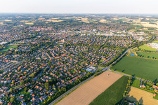 Vue aérienne de Vue de la ville depuis le sud-ouest au-delà de la B525 à le quartier Coesfeld-Stadt in Coesfeld dans le département Rhénanie du Nord-Westphalie, Allemagne