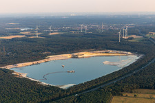 Vue aérienne de Zones riveraines de la zone lacustre du « Silberseen » dans une zone forestière à le quartier Lehmbraken in Haltern am See dans le département Rhénanie du Nord-Westphalie, Allemagne