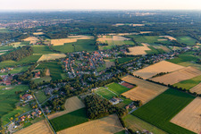 Vue aérienne de Vue du village depuis le sud à le quartier Lavesum in Haltern am See dans le département Rhénanie du Nord-Westphalie, Allemagne
