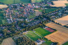 Vue aérienne de Chantier de construction pour la nouvelle construction d'un terrain en gazon synthétique dans les installations sportives d'Am Friedhof à Lavesum à le quartier Lavesum in Haltern am See dans le département Rhénanie du Nord-Westphalie, Allemagne