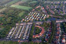 Vue aérienne de Quartier résidentiel avec des maisons unifamiliales colorées en forme de cube dans un lotissement unifamilial à la campagne au bord de l'eau à le quartier Eekmaat West in Enschede dans le département Overijssel, Pays-Bas