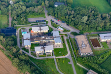 Vue aérienne de Terrain de la prison et clôture de sécurité de l'établissement correctionnel à Rekken dans le département Gueldre, Pays-Bas