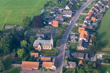 Vue aérienne de Martyrs de Gorcumkerk à Rekken dans le département Gueldre, Pays-Bas