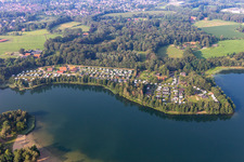 Vue aérienne de Camping pour caravanes et tentes et emplacement pour tentes "Camping't Hilgelomeer" au bord du lac Het Hilgelo à le quartier ten noorden van Winterswijk in Winterswijk dans le département Gueldre, Pays-Bas