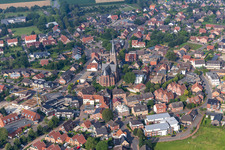 Vue aérienne de Église " St. Ludgerus Weseke à le quartier Weseke in Borken dans le département Rhénanie du Nord-Westphalie, Allemagne