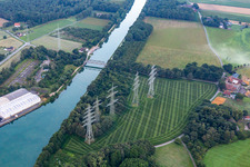 Vue aérienne de Des lignes à haute tension traversent le canal Wesel-Datteln à le quartier Brassert in Marl dans le département Rhénanie du Nord-Westphalie, Allemagne