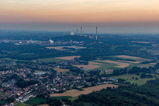 Vue aérienne de Ruhr Oel GmbH, parc éolien Halde Oberscholven, centrales électriques Uniper à le quartier Scholven in Gelsenkirchen dans le département Rhénanie du Nord-Westphalie, Allemagne