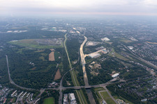 Vue aérienne de Canal de l'Emscher et du Rhin-Herne à le quartier Bismarck in Gelsenkirchen dans le département Rhénanie du Nord-Westphalie, Allemagne