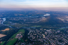 Vue aérienne de Boucle courbe des berges de la rivière Überruhr-Hinsel à le quartier Überruh-Hinsel in Essen dans le département Rhénanie du Nord-Westphalie, Allemagne