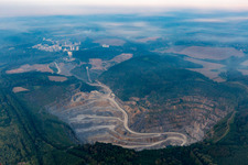 Vue aérienne de Mine à ciel ouvert de Rütkausen de l'usine Lhoist Rheinkalk à Flandersbach à Wülfrath dans le département Rhénanie du Nord-Westphalie, Allemagne