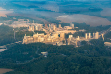 Mine à ciel ouvert de Rütkausen de l'usine Lhoist Rheinkalk à Flandersbach à Wülfrath dans le département Rhénanie du Nord-Westphalie, Allemagne d'en haut