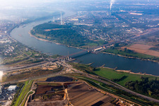 Vue aérienne de Itinéraire et voies le long du pont de l'autoroute A1 sur le Rhin de Leverkusen à travers le Rhin devant l'usine automobile Ford dans le quartier de Niehl à le quartier Merkenich in Köln dans le département Rhénanie du Nord-Westphalie, Allemagne