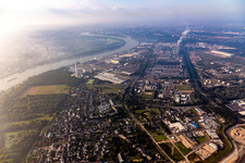 Vue aérienne de Usines Ford dans la zone industrielle d'Emdener Straße sur le Rhin à le quartier Niehl in Köln dans le département Rhénanie du Nord-Westphalie, Allemagne