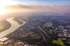 Vue aérienne de Hippodrome à le quartier Weidenpesch in Köln dans le département Rhénanie du Nord-Westphalie, Allemagne