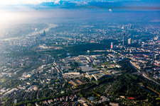 Vue aérienne de Centre-ville dans le quartier du centre-ville au bord de la rivière à le quartier Altstadt in Köln dans le département Rhénanie du Nord-Westphalie, Allemagne