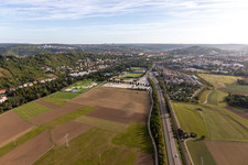 Vue aérienne de Parc des expositions, piscine extérieure à le quartier Weststadt in Tübingen dans le département Bade-Wurtemberg, Allemagne