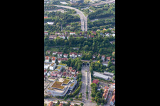 Vue aérienne de Tunnel à travers le Schlossberg à le quartier Weststadt in Tübingen dans le département Bade-Wurtemberg, Allemagne