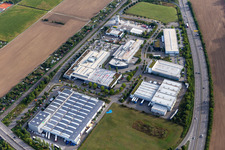 Vue aérienne de Zone industrielle et commerciale avec Zeltwanger Maschinenbau GmbH, EUROMASTER GmbH, BayWa re Solar Energy Systems GmbH et HIMMELWERK, High and Medium Frequency Systems GmbH à Tübingen dans le département Bade-Wurtemberg, Allemagne