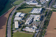 Vue aérienne de Zone industrielle et commerciale avec Zeltwanger Maschinenbau GmbH, EUROMASTER GmbH, BayWa re Solar Energy Systems GmbH et HIMMELWERK, High and Medium Frequency Systems GmbH à Tübingen dans le département Bade-Wurtemberg, Allemagne