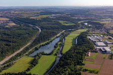 Vue aérienne de Viaduc du Neckartal sur le lac de la carrière à Kirchentellinsfurt dans le département Bade-Wurtemberg, Allemagne