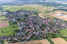 Vue aérienne de Vue de la ville en bordure des champs agricoles et des terres agricoles en Degerschlacht à le quartier Degerschlacht in Reutlingen dans le département Bade-Wurtemberg, Allemagne
