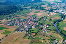 Vue aérienne de Vue de la ville en bordure des champs agricoles et des terres agricoles en Kiebingen à le quartier Kiebingen in Rottenburg am Neckar dans le département Bade-Wurtemberg, Allemagne