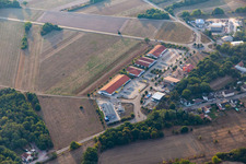 Vue aérienne de Centre commercial Mühläcker avec magasin Netto, TEDi, PENNY, DEICHMANN et Bau-Solar Südwest GmbH pour les clients français en Neulauterburg à le quartier Neulauterburg in Berg dans le département Rhénanie-Palatinat, Allemagne