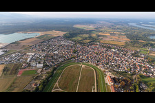 Vue aérienne de Vue de la ville depuis le nord-est avec Baden Galopp - Galopprennbahn Baden-Baden à Iffezheim dans le département Bade-Wurtemberg, Allemagne