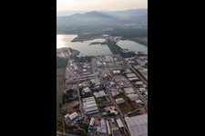 Vue aérienne de Zone industrielle et commerciale Est à Kühlsee avec ELMAKO GmbH & Co. KG, usine de blocs de béton Kronimus AG, usine de gravier et de gravillons fins IKE Iffezheimer Max Kern GmbH & Co. KG, BKG Transportbeton GmbH + Co. KG et SWA Südwest Asphalt GmbH & Co. KG à Iffezheim dans le département Bade-Wurtemberg, Allemagne