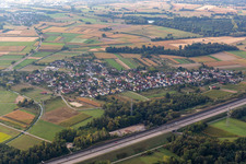 Vue aérienne de Des terres agricoles et des limites de champs entourent la zone d'implantation du village derrière l'autoroute A5 en Balzhofen à le quartier Balzhofen in Bühl dans le département Bade-Wurtemberg, Allemagne