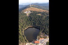 Vue aérienne de Station de secours de montagne de Hornisgrinde (plus haut sommet du nord de la Forêt-Noire) et station de secours de montagne de Hornisgrinde - refuge Karl-Speck, tour de Hornisgrinde, tour Bismarck, pylône de transmission et refuge Grinde au-dessus du lac Mummelsee sur la route principale de la Forêt-Noire B500 à Seebach à le quartier Obersasbach in Sasbach dans le département Bade-Wurtemberg, Allemagne