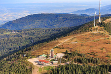 Vue aérienne de Hornisgrinde, la plus haute montagne du nord de la Forêt-Noire avec émetteur SWR, tour Bismarck et tour Hornisgrinde à Seebach dans le département Bade-Wurtemberg, Allemagne