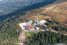 Vue aérienne de Station de secours de Hornisgrinde (plus haut sommet de la Forêt-Noire du Nord) et station de secours de Hornisgrinde - refuge Karl-Speck, tour de Hornisgrinde, tour Bismarck et refuge Grinde à Seebach à le quartier Obersasbach in Sasbach dans le département Bade-Wurtemberg, Allemagne