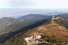 Vue aérienne de Station de secours de montagne de Hornisgrinde (plus haut sommet du nord de la Forêt-Noire) et station de secours de montagne de Hornisgrinde - refuge Karl-Speck, tour de Hornisgrinde, tour Bismarck, pylône de transmission et refuge Grinde à Seebach à le quartier Obersasbach in Sasbach dans le département Bade-Wurtemberg, Allemagne