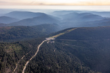 Vue aérienne de Versant de montagne avec piste de ski alpin et téléphérique - Télésiège Seibelseckle à Seebach à le quartier Ruhestein in Baiersbronn dans le département Bade-Wurtemberg, Allemagne