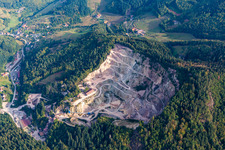 Vue aérienne de Carrière pour l'extraction et l'exploitation du granit à le quartier Blöchereck in Ottenhöfen im Schwarzwald dans le département Bade-Wurtemberg, Allemagne