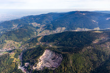 Vue aérienne de Carrière pour l'extraction et l'exploitation du granit à le quartier Blöchereck in Ottenhöfen im Schwarzwald dans le département Bade-Wurtemberg, Allemagne