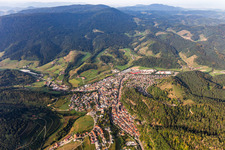 Vue aérienne de Vue des rues et des maisons dans les quartiers résidentiels à Oppenau dans le département Bade-Wurtemberg, Allemagne