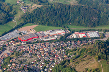Vue aérienne de Bâtiment de l'usine de construction automobile de DOLL Fahrzeugbau GmbH à le quartier Guckinsdorf in Oppenau dans le département Bade-Wurtemberg, Allemagne