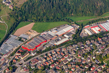 Vue aérienne de Bâtiment de l'usine de construction automobile de DOLL Fahrzeugbau GmbH à le quartier Guckinsdorf in Oppenau dans le département Bade-Wurtemberg, Allemagne