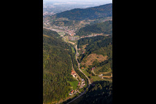 Vue aérienne de Paysage de vallée entouré de montagnes avec B38, Mühlgraben et Renchtalbahn à Lautenbach dans le département Bade-Wurtemberg, Allemagne