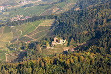 Vue aérienne de Ruines et vestiges des murs de l'ancien complexe du château de Schauenburg à le quartier Wolfhag in Oberkirch dans le département Bade-Wurtemberg, Allemagne